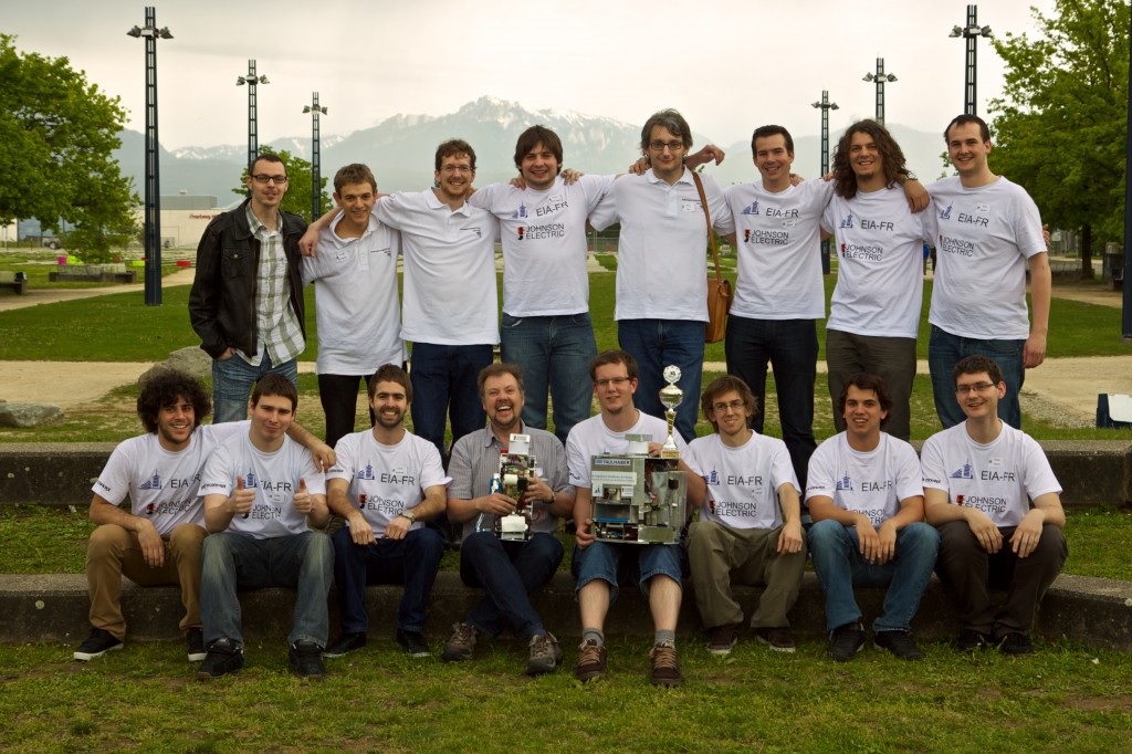 Photo de groupe après la coupe Suisse de robotique à l'EPFL